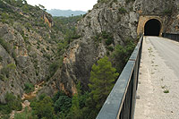 Pasarela y túnel en el barranco del río Canaleta