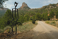 Escultura en el Camino, con la Mola d'en Canar a la derecha