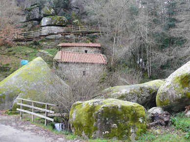 Molinos junto al área de descanso de A Veronza