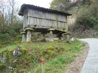 Hórreo junto al camino cerca de Cañón