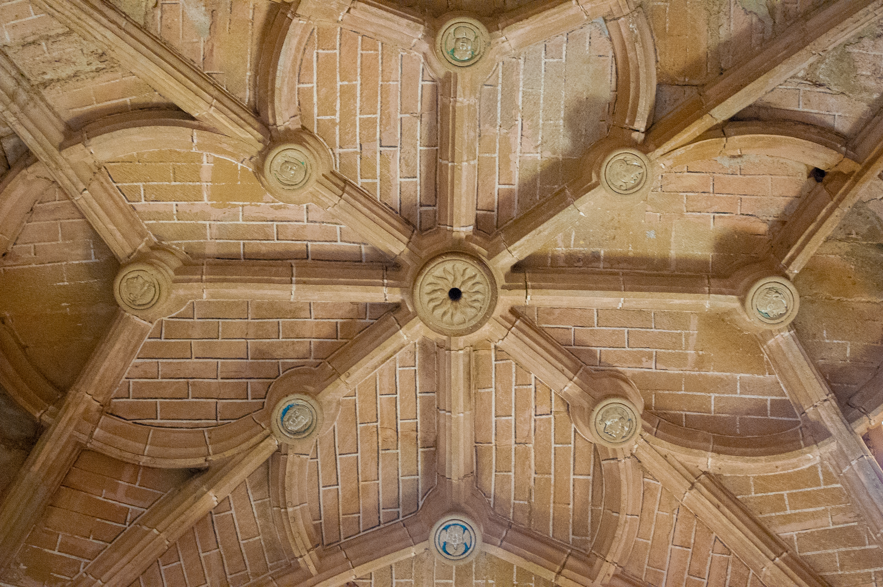 Detalles de las ruinas de la iglesia de Albocabe
