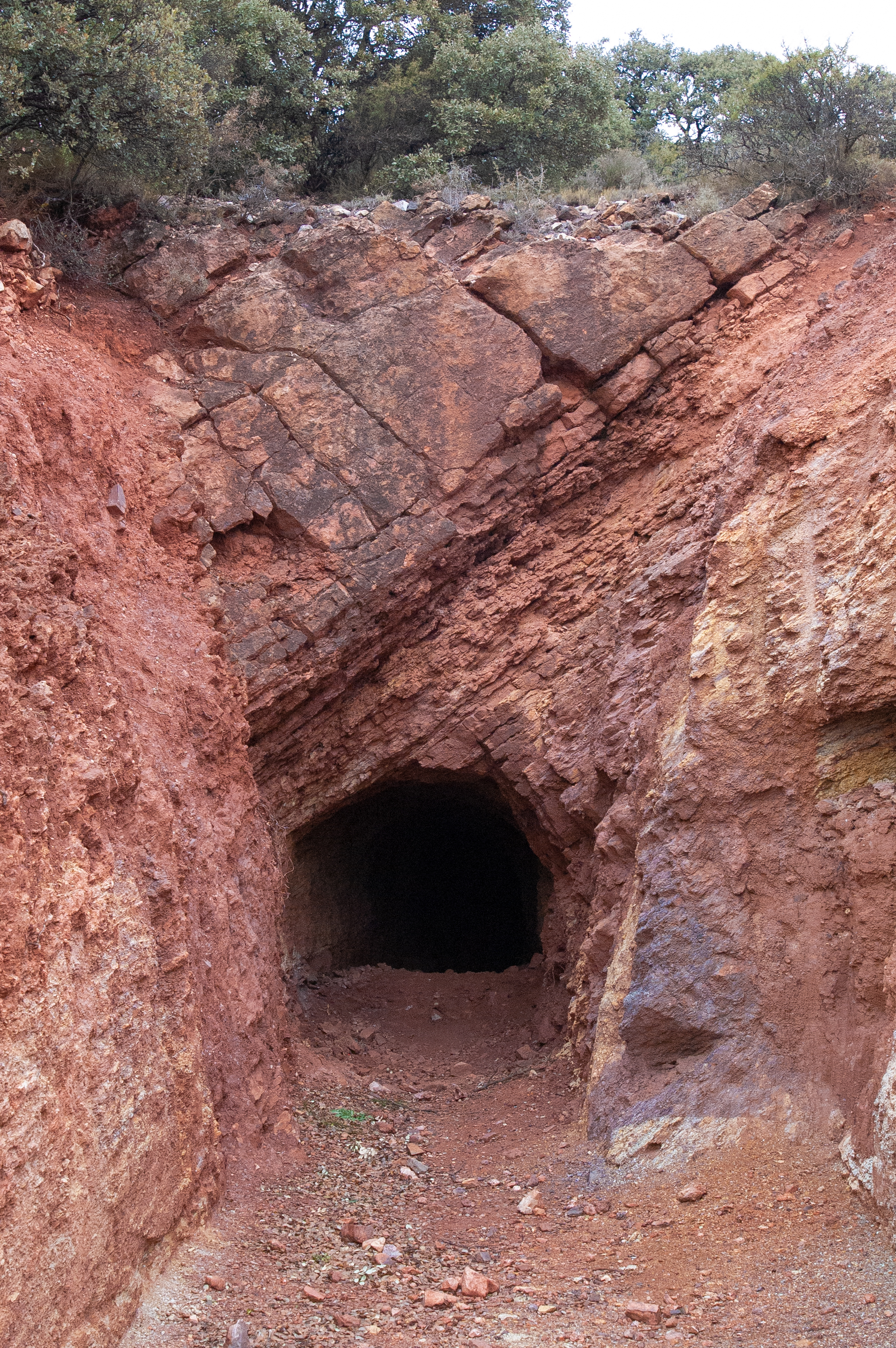 Entrada de las antiguas minas de hierro