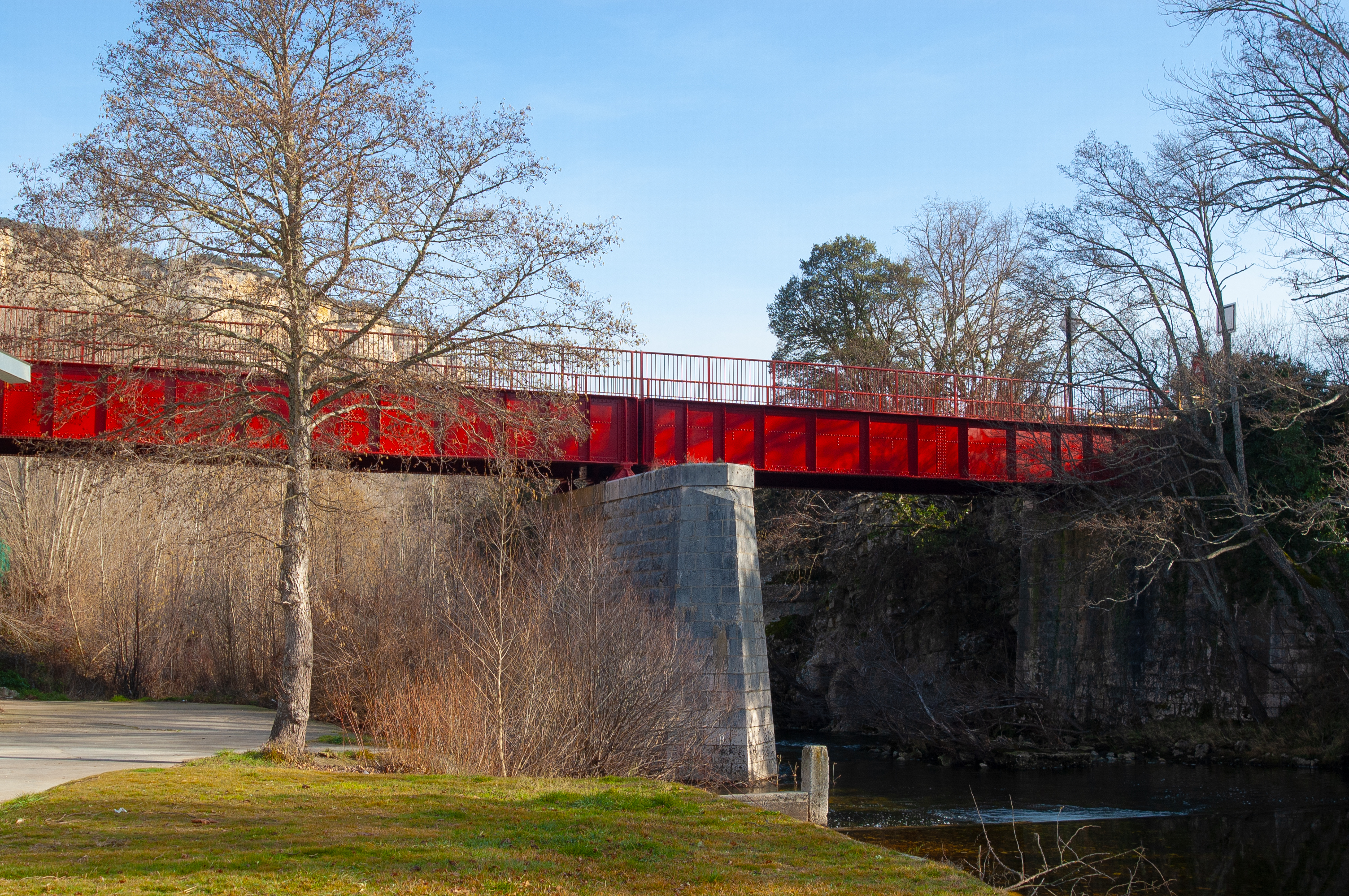 Viaducto sobre el río Nela