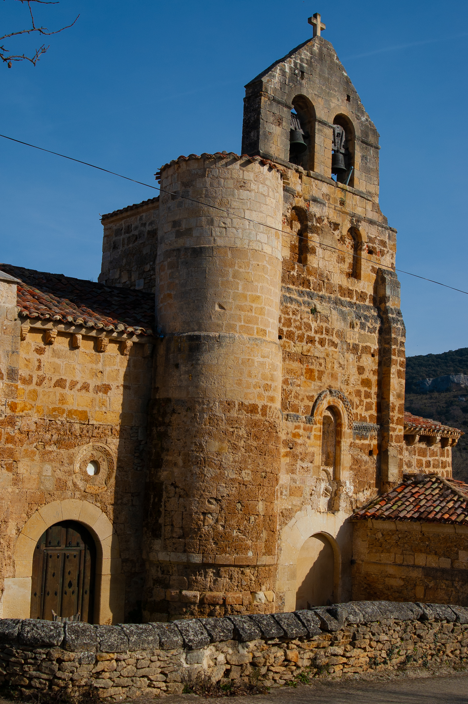 Portada de la iglesia de Escaño