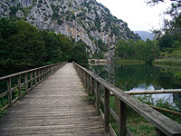 Pasarela de madera sobre el embalse de Valdemurio