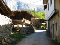 Caleya con hórreos en Riellu