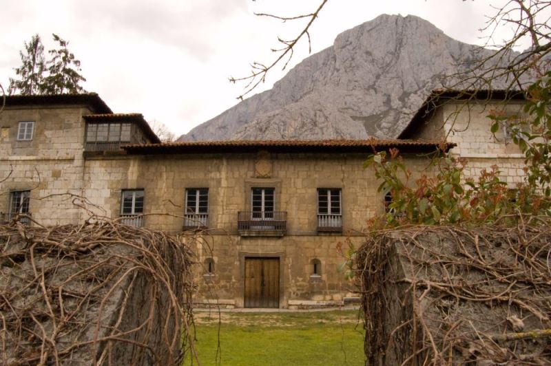 Palacio de los condes de Agüera (Entrago)