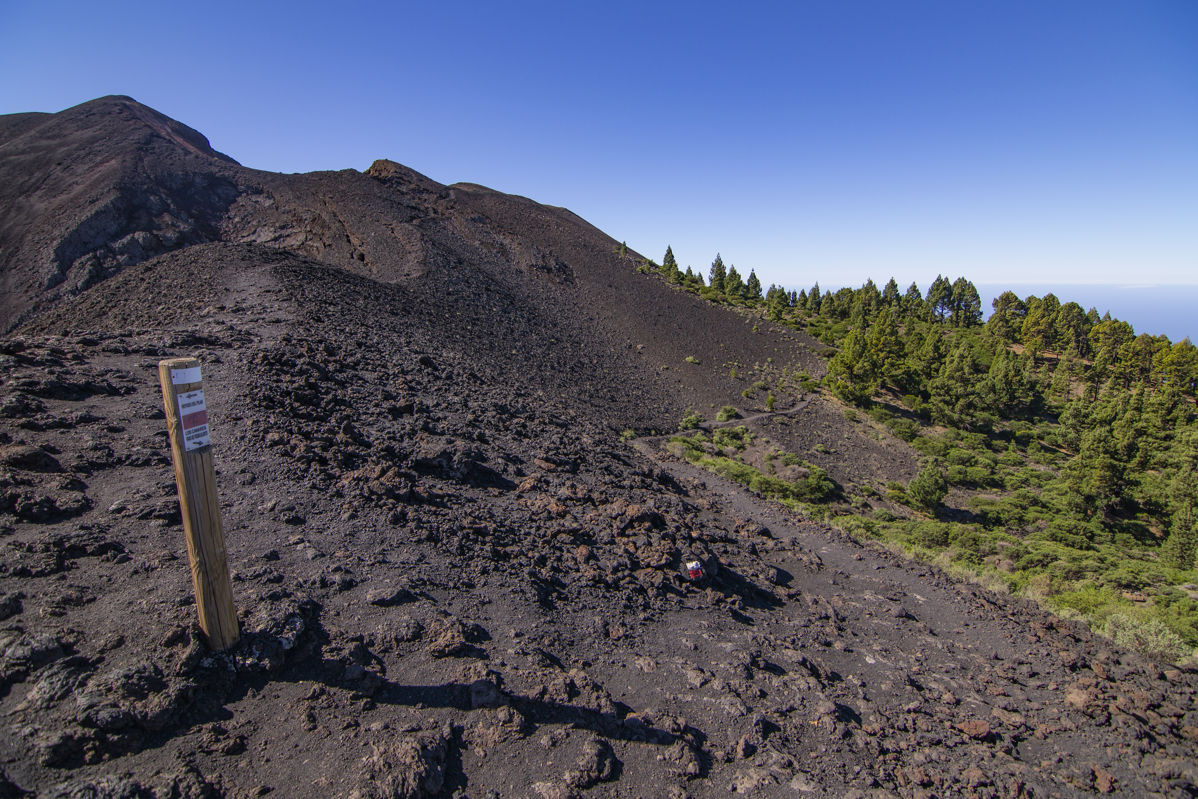 El camino rodea el volcán El Duraznero