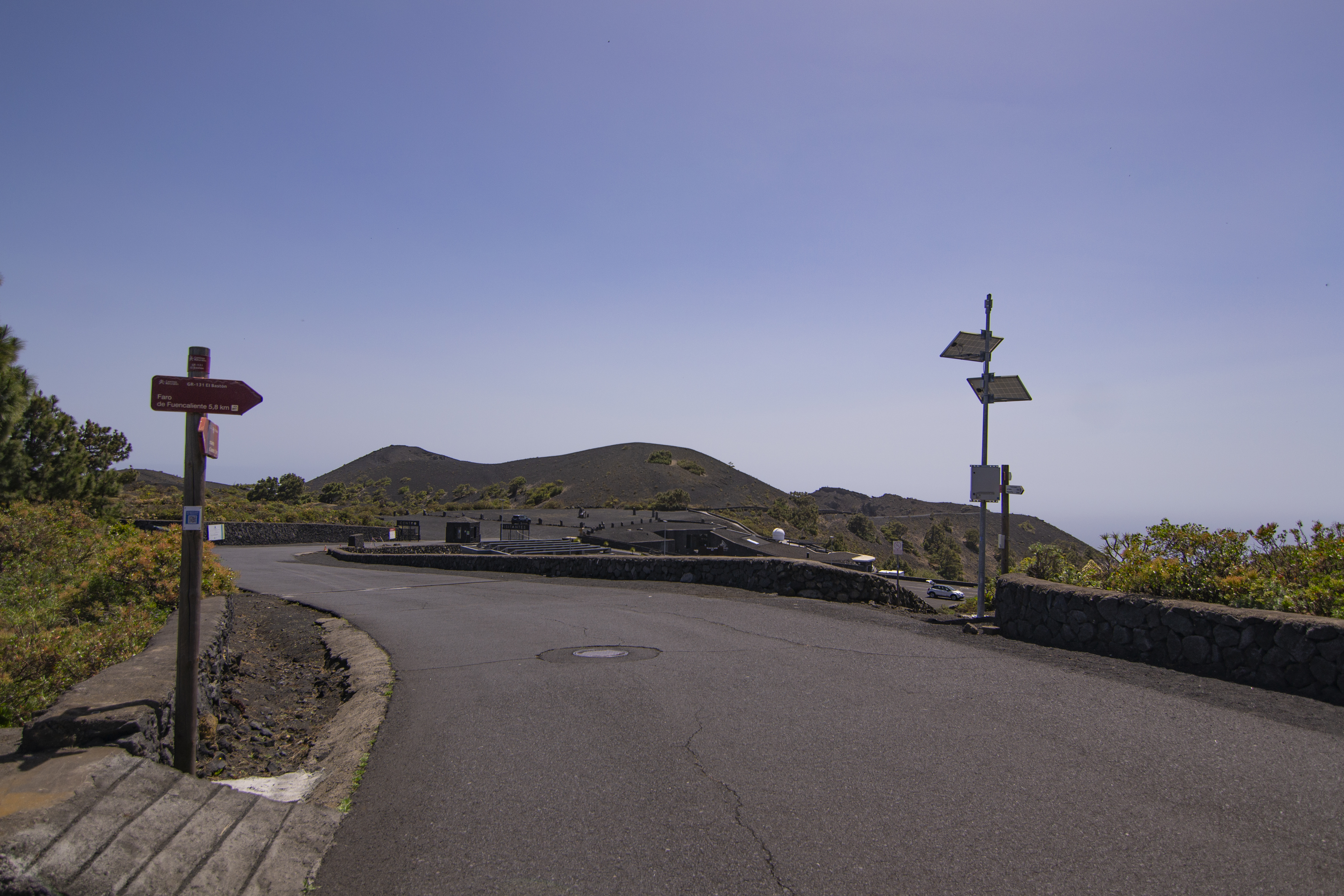 El camino rodea el centro de visitantes del volcán de San Antonio