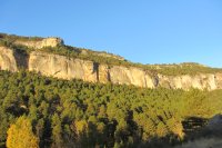 El río se encajona entre farallones