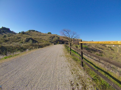 Cicloturistas y antiguo edificio ferroviario