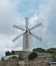 Molino de viento y actual punto de información de Es Castells