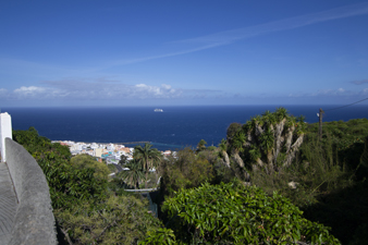 Vistas del océano y de Santa Cruz de La Palma durante la bajada hacia la capital de la isla