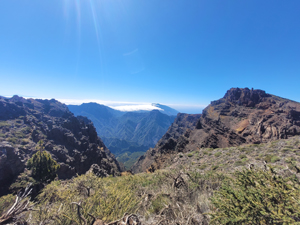 Panorámica de las cumbres de La Caldera de Taburiente, el pico Bejenado y la Dorsal Cumbre Vieja desde el Roque Chico.