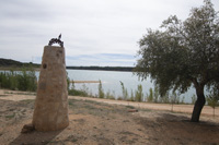 Monumento a Gascas, una población que quedó sumergida bajo las aguas del embalse de Alarcón