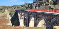 Vistas del puente sobre el Jerte, se pueden ver pilares del antiguo puente  