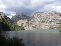 Embalse de Vadiello desde el final de la carretera, con el pico Fragineto al fondo y los conglomerados en primer término