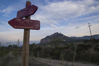 La montaña de Santa bárbara y el convento de San Salvador desde el Camino Natural